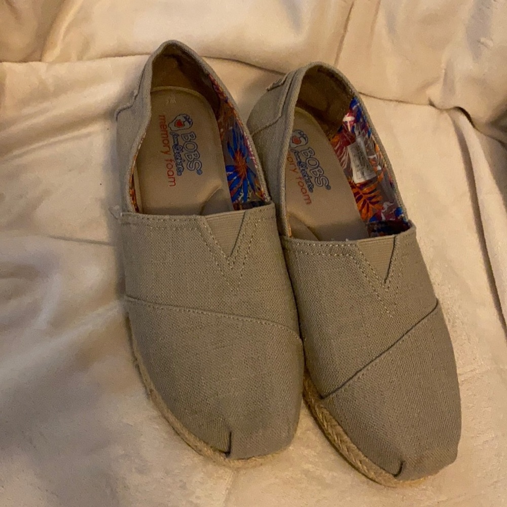 Gently Worn BOBS from Sketchers with memory foam size W’s 9 wedge heel